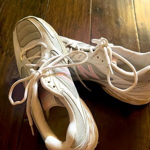 Women’s New Balance tennis shoes. Size 9